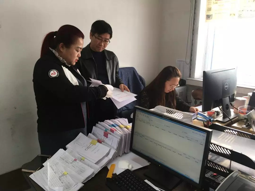 桦甸市纪委监委派驻机构在检查市直部门时，抽查下属单位财务账目，重点